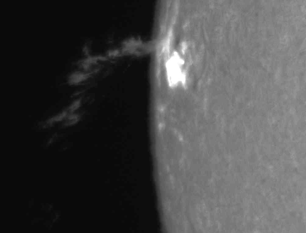 フレアの発生は地球上にも大きな影響を与えます。