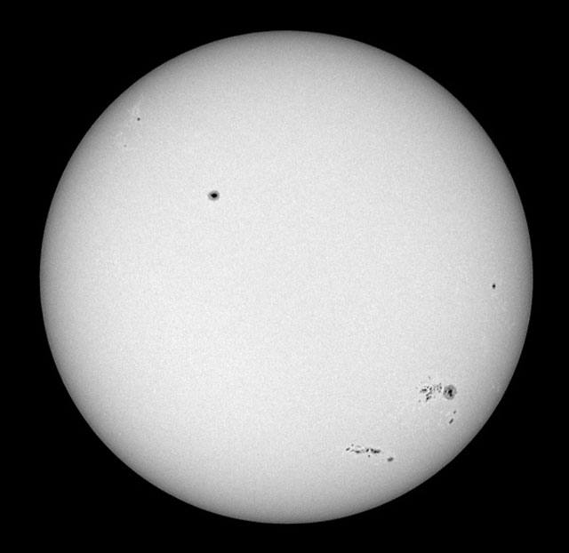 こちらは2003年5月の太陽面。太陽上には多くの黒点群が見えている。
																						 実は太陽はその活動度が時により異なり、およそ11年の周期で黒点数が増えたり減ったりするのだ。
																						 黒点が多い時期は、同時に、現れる黒点の規模も大きく非常に複雑な形状の黒点も出現する。